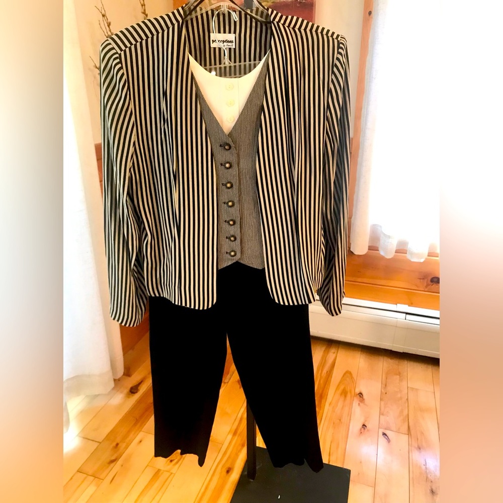 Womens Black and Cream Pant Suit. Perception. Size 10. Rayon and Acetate.